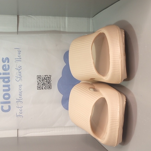 Cloudies tan slides, women's size 4 - Picture 3 of 7